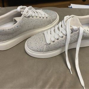 Worn 1 time for my wedding.  Beautiful and comfy rhinestone kicks!